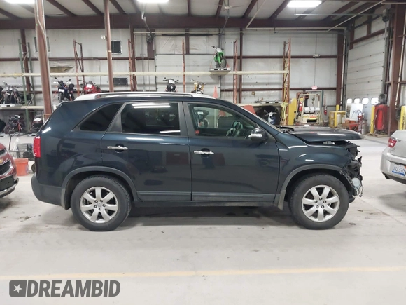 2013 Kia Sorento LX z VIN 5XYKT4A61DG371260, wystawiony jako IAAI lot #42045122 z przebiegiem 120 707 mil mil oraz . Historia ofert i sprzedaży dostępna na DreamBid. Obrazek 14.