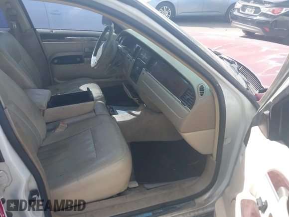 2006 Lincoln Town Car Signature z VIN 1LNHM81VX6Y635829, wystawiony jako IAAI lot #42212464 z przebiegiem 222 131 mil mil oraz . Historia ofert i sprzedaży dostępna na DreamBid. Obrazek 5.