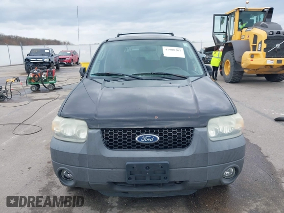 2005 Ford Escape XLT with VIN 1FMCU03135KB37656, listed as a IAAI auction lot 41908207 with 191,899 mi miles. Bid and sale history available at carsss.com. Image 12.