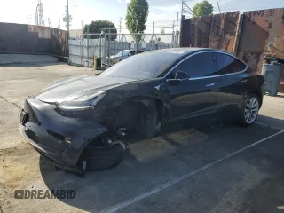 2018 Tesla Model 3 Long Range Battery z VIN 5YJ3E1EB7JF071438, wystawiony jako Copart lot #52996665 z przebiegiem 73 881 mil mil oraz Szkody całkowita. Historia ofert i sprzedaży dostępna na DreamBid. Obrazek 1.