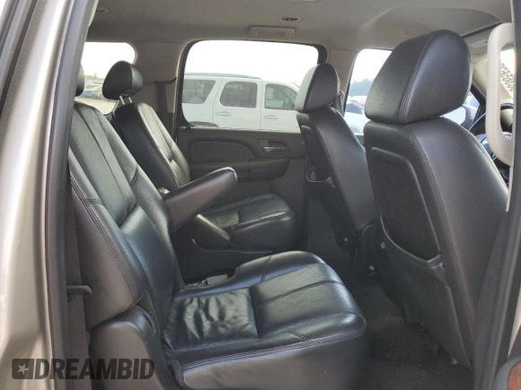 2008 Chevrolet Suburban 3LT z VIN 3GNFC16048G136659, wystawiony jako Copart lot #56365625 z przebiegiem 206 136 mil mil oraz Czysty tytuł • Clean title. Historia ofert i sprzedaży dostępna na DreamBid. Obrazek 11.