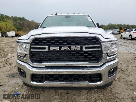 2022 Ram 2500 Big Horn z VIN 3C6UR5JL4NG156579, wystawiony jako Copart lot #52794635 z przebiegiem 63 691 mil mil oraz Szkoda całkowita • Salvage title. Historia ofert i sprzedaży dostępna na DreamBid. Obrazek 5.