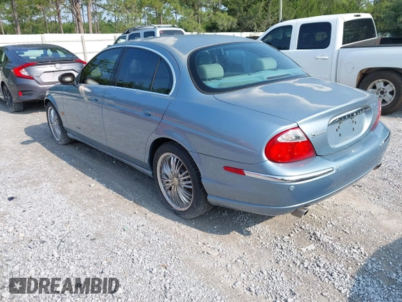 2004 Jaguar S-Type z VIN SAJEA01T64FN07825, wystawiony jako IAAI lot #42403796 z przebiegiem 133 011 mil mil oraz . Historia ofert i sprzedaży dostępna na DreamBid. Obrazek 3.