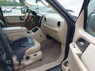 2003 Ford Expedition Eddie Bauer z VIN 1FMPU17L33LA92471, wystawiony jako IAAI lot #42628785 z przebiegiem 238 457 mil mil oraz . Historia ofert i sprzedaży dostępna na DreamBid. Obrazek 5.
