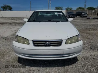 2001 Toyota Camry CE z VIN 4T1BG22KX1U795496, wystawiony jako Copart lot #59259765 z przebiegiem 87 713 mil mil oraz Czysty tytuł • Clean title. Historia ofert i sprzedaży dostępna na DreamBid. Obrazek 5.