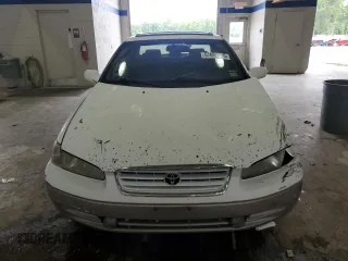 1998 Toyota Camry LE z VIN 4T1BF22K1WU048928, wystawiony jako Copart lot #57654365 z przebiegiem 132 087 mil mil oraz Czysty tytuł • Clean title. Historia ofert i sprzedaży dostępna na DreamBid. Obrazek 5.