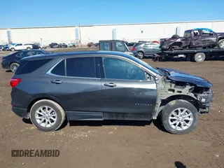 2019 Chevrolet Equinox LT z VIN 2GNAXKEV6K6124145, wystawiony jako IAAI lot #41763497 z przebiegiem 79 264 mil mil oraz . Historia ofert i sprzedaży dostępna na DreamBid. Obrazek 13.