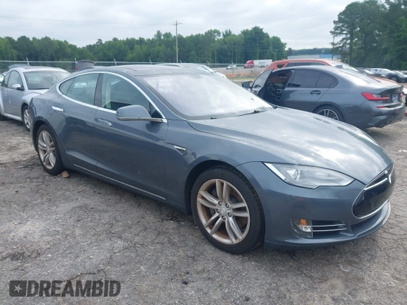2013 Tesla Model S с VIN 5YJSA1CN4DFP26552, выставлен на аукционе IAAI как лот 42370183 с пробегом Не указан миль и . История ставок и продаж доступна на DreamBid. Изображение 1.