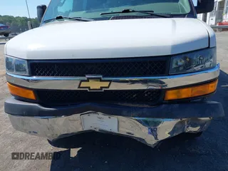 2018 Chevrolet Express Passenger LT z VIN 1GAZGPFG2J1332171, wystawiony jako IAAI lot #39459519 z przebiegiem 71 541 mil mil oraz . Historia ofert i sprzedaży dostępna na DreamBid. Obrazek 6.