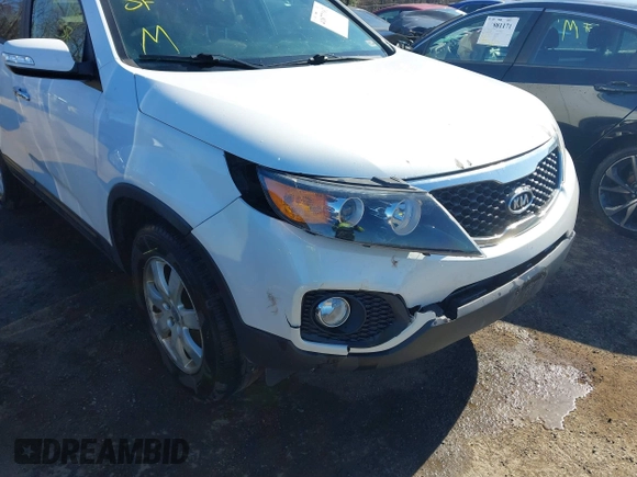 2013 Kia Sorento LX z VIN 5XYKT3A67DG348527, wystawiony jako IAAI lot #41877162 z przebiegiem 348 914 mil mil oraz . Historia ofert i sprzedaży dostępna na DreamBid. Obrazek 6.