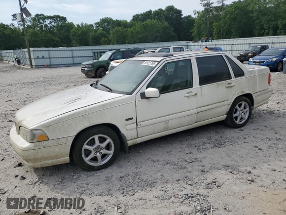 1998 Volvo S70 z VIN YV1LS5640W2431881, wystawiony jako Copart lot #53925195 z przebiegiem Nie podano mil oraz Czysty tytuł • Clean title. Historia ofert i sprzedaży dostępna na DreamBid. Obrazek 1.