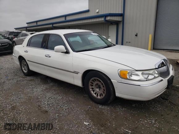2001 Lincoln Town Car Cartier L z VIN 1LNHM85W11Y610538, wystawiony jako Copart lot #47881055 z przebiegiem 139 032 mil mil oraz Szkoda całkowita • Salvage title. Historia ofert i sprzedaży dostępna na DreamBid. Obrazek 4.