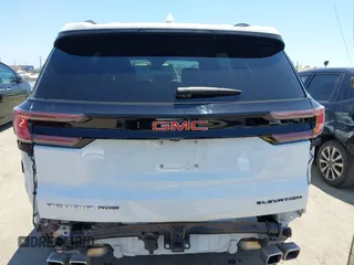 2025 GMC Acadia AWD Elevation z VIN 1GKENNRS9SJ216827, wystawiony jako IAAI lot #42408304 z przebiegiem 6 359 mil mil oraz . Historia ofert i sprzedaży dostępna na DreamBid. Obrazek 17.