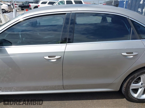 2014 Volkswagen Passat S z VIN 1VWAT7A33EC038497, wystawiony jako IAAI lot #41922616 z przebiegiem 110 509 mil mil oraz . Historia ofert i sprzedaży dostępna na DreamBid. Obrazek 14.