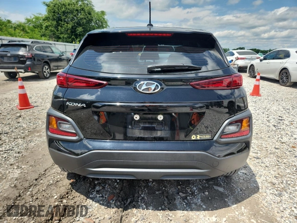 2021 Hyundai Kona SE z VIN KM8K12AA7MU726084, wystawiony jako Copart lot #58722035 z przebiegiem 71 427 mil mil oraz Szkoda całkowita • Salvage title. Historia ofert i sprzedaży dostępna na DreamBid. Obrazek 6.
