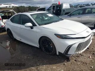 2025 Toyota Camry LE z VIN 4T1DAACK7SU030699, wystawiony jako IAAI lot #40880398 z przebiegiem 7 396 mil mil oraz . Historia ofert i sprzedaży dostępna na DreamBid. Obrazek 1.