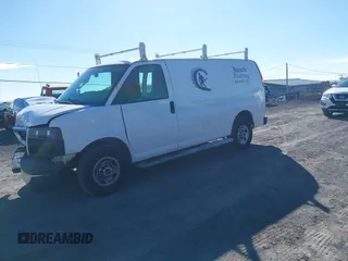 2017 GMC Savana Cargo z VIN 1GTW7AFF8H1911075, wystawiony jako IAAI lot #41038863 z przebiegiem 93 959 mil mil oraz . Historia ofert i sprzedaży dostępna na DreamBid. Obrazek 2.