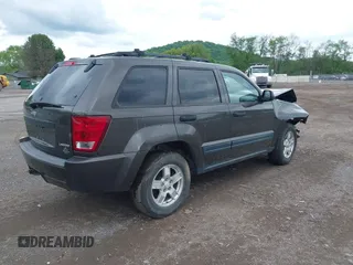 2005 Jeep Grand Cherokee Laredo z VIN 1J8GR48KX5C598646, wystawiony jako IAAI lot #42253900 z przebiegiem 197 848 mil mil oraz . Historia ofert i sprzedaży dostępna na DreamBid. Obrazek 4.