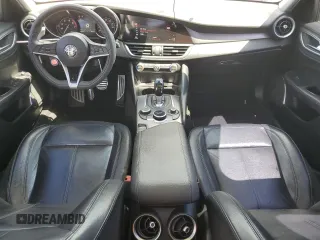 2018 Alfa Romeo Giulia z VIN ZARFAEBN6J7597215, wystawiony jako Copart lot #53338845 z przebiegiem 55 130 mil mil oraz Szkoda całkowita • Salvage title. Historia ofert i sprzedaży dostępna na DreamBid. Obrazek 8.