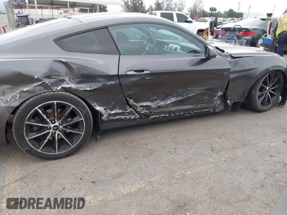 2016 Ford Mustang EcoBoost z VIN 1FA6P8TH4G5290350, wystawiony jako IAAI lot #42195141 z przebiegiem 98 495 mil mil oraz . Historia ofert i sprzedaży dostępna na DreamBid. Obrazek 6.