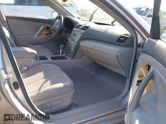 2007 Toyota Camry LE z VIN JTNBK46K473003622, wystawiony jako IAAI lot #42286264 z przebiegiem 105 630 mil mil oraz . Historia ofert i sprzedaży dostępna na DreamBid. Obrazek 5.