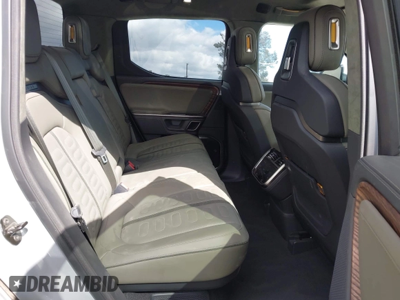 2023 Rivian R1T Adventure z VIN 7FCTGBAA9PN027894, wystawiony jako IAAI lot #42061339 z przebiegiem 5047 mil mil oraz . Historia ofert i sprzedaży dostępna na DreamBid. Obrazek 8.