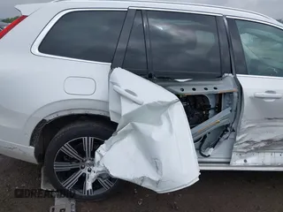 2023 Volvo XC90 Plus z VIN YV4H600N2P1975520, wystawiony jako IAAI lot #42389524 z przebiegiem 24 327 mil mil oraz . Historia ofert i sprzedaży dostępna na DreamBid. Obrazek 6.