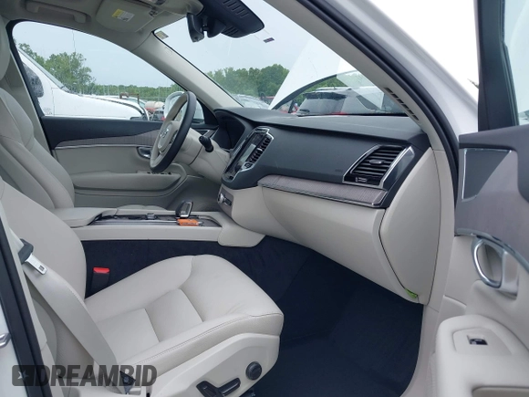 2024 Volvo XC90 Plus Bright Theme z VIN YV4062PE3R1181627, wystawiony jako IAAI lot #42344215 z przebiegiem 24 443 mil mil oraz . Historia ofert i sprzedaży dostępna na DreamBid. Obrazek 5.
