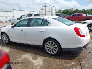 2014 Lincoln MKS z VIN 1LNHL9DK7EG601720, wystawiony jako IAAI lot #42464979 z przebiegiem 58 163 mil mil oraz . Historia ofert i sprzedaży dostępna na DreamBid. Obrazek 14.