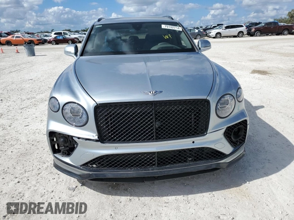 2022 Bentley Bentayga V8 z VIN SJAAM2ZV9NC011752, wystawiony jako Copart lot #79142714 z przebiegiem Nie podano mil oraz Nie do naprawy. Historia ofert i sprzedaży dostępna na DreamBid. Obrazek 5.
