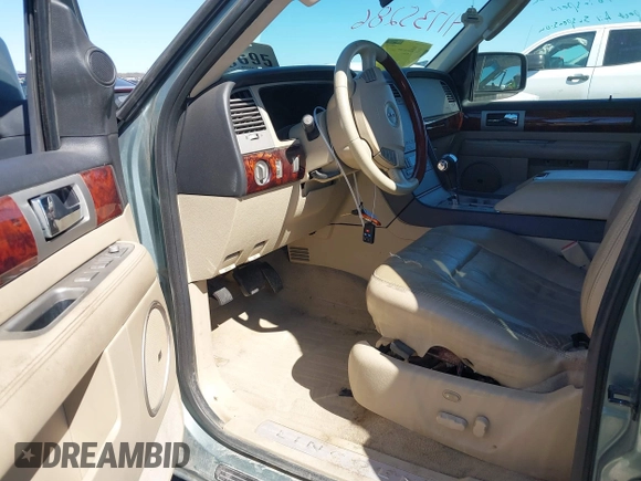 2006 Lincoln Navigator Luxury with VIN 5LMFU28586LJ12930, listed as a IAAI auction lot 41735286 with 168,480 mi miles. Bid and sale history available at carsss.com. Image 5.