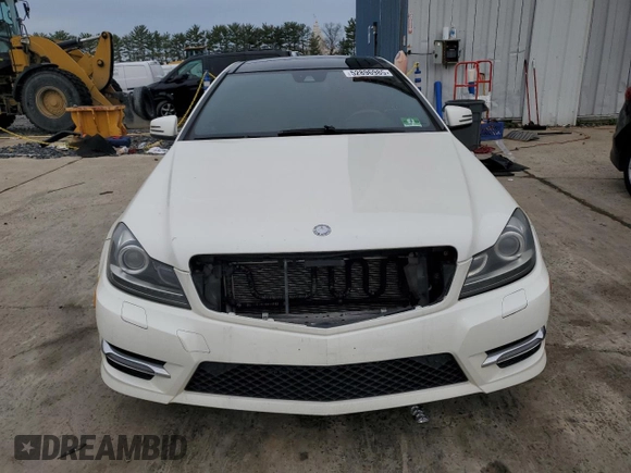 2013 Mercedes-Benz C 350 с VIN WDDGJ5HB4DG028644, выставлен на аукционе Copart как лот 52896985 с пробегом Не указан миль и Чистый • Clean title. История ставок и продаж доступна на DreamBid. Изображение 5.