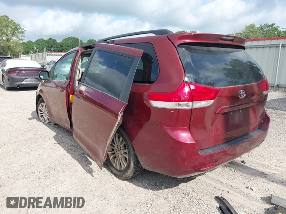 2013 Toyota Sienna XLE AAS z VIN 5TDYK3DC5DS380894, wystawiony jako IAAI lot #42271097 z przebiegiem 145 494 mil mil oraz . Historia ofert i sprzedaży dostępna na DreamBid. Obrazek 3.