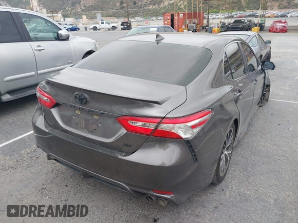 2020 Toyota Camry SE z VIN 4T1G11AK2LU989218, wystawiony jako IAAI lot #42204901 z przebiegiem 83 147 mil mil oraz . Historia ofert i sprzedaży dostępna na DreamBid. Obrazek 4.