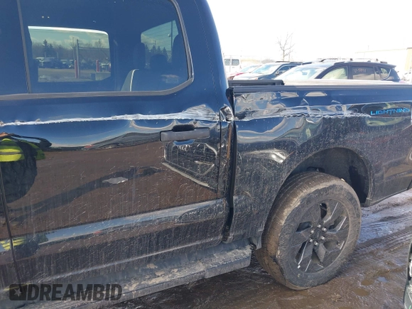 2024 Ford F-150 Lightning XLT z VIN 1FTVW3LK3RWG06339, wystawiony jako IAAI lot #41664763 z przebiegiem 9 891 mil mil oraz . Historia ofert i sprzedaży dostępna na DreamBid. Obrazek 6.