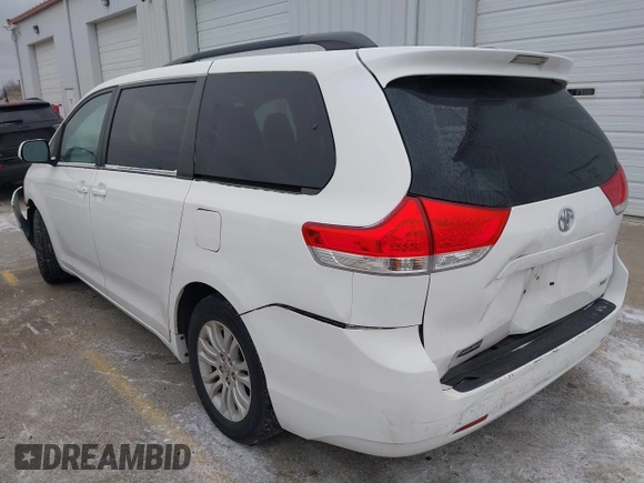 2014 Toyota Sienna XLE z VIN 5TDYK3DC6ES492167, wystawiony jako IAAI lot #41257193 z przebiegiem 216 046 mil mil oraz . Historia ofert i sprzedaży dostępna na DreamBid. Obrazek 3.