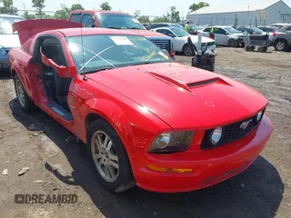 2006 Ford Mustang GT Deluxe z VIN 1ZVFT82HX65139015, wystawiony jako IAAI lot #42390608 z przebiegiem 124 756 mil mil oraz . Historia ofert i sprzedaży dostępna na DreamBid. Obrazek 1.