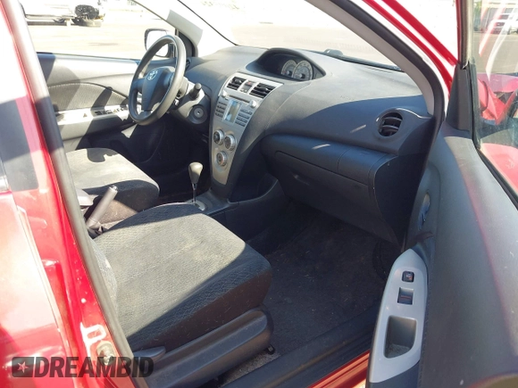 2008 Toyota Yaris z VIN JTDBT903784012634, wystawiony jako IAAI lot #42095324 z przebiegiem 136 691 mil mil oraz . Historia ofert i sprzedaży dostępna na DreamBid. Obrazek 5.