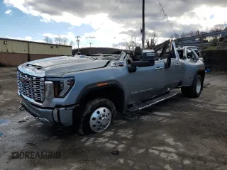2024 GMC Sierra 3500HD Denali z VIN 1GT49WEY6RF230998, wystawiony jako Copart lot #86607484 z przebiegiem Nie podano mil oraz Szkody całkowita. Historia ofert i sprzedaży dostępna na DreamBid. Obrazek 1.