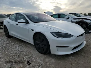 2024 Tesla Model S z VIN 5YJSA1E56RF543139, wystawiony jako Copart lot #86568584 z przebiegiem 1 212 mil mil oraz Szkoda całkowita • Salvage title. Historia ofert i sprzedaży dostępna na DreamBid. Obrazek 4.