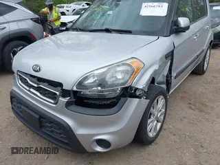 2013 Kia Soul + z VIN KNDJT2A63D7761273, wystawiony jako IAAI lot #42166793 z przebiegiem 134 647 mil mil oraz . Historia ofert i sprzedaży dostępna na DreamBid. Obrazek 6.