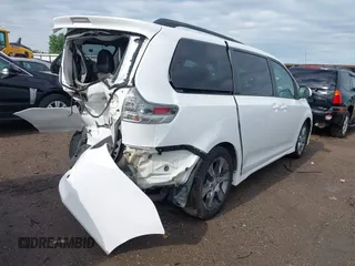 2012 Toyota Sienna SE с VIN 5TDXK3DC3CS268136, выставлен на аукционе IAAI как лот 42153110 с пробегом 248 887 миль миль и . История ставок и продаж доступна на DreamBid. Изображение 4.