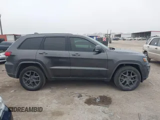 2021 Jeep Grand Cherokee 80th Anniversary z VIN 1C4RJFBGXMC621817, wystawiony jako IAAI lot #41519733 z przebiegiem 60 552 mil mil oraz . Historia ofert i sprzedaży dostępna na DreamBid. Obrazek 13.
