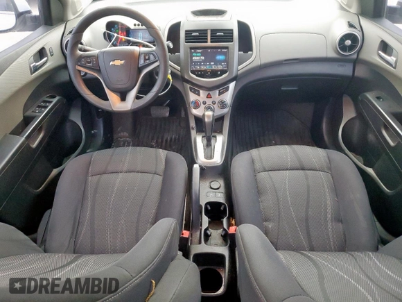 2015 Chevrolet Sonic LT z VIN 1G1JC5SH4F4155477, wystawiony jako Copart lot #57528425 z przebiegiem 141 105 mil mil oraz Czysty tytuł • Clean title. Historia ofert i sprzedaży dostępna na DreamBid. Obrazek 8.