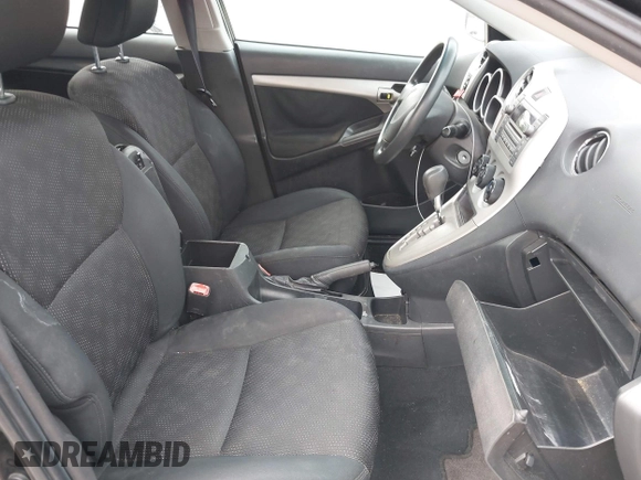 2010 Pontiac Vibe z VIN 5Y2SM6E05AZ403381, wystawiony jako IAAI lot #42402792 z przebiegiem 109 313 mil mil oraz . Historia ofert i sprzedaży dostępna na DreamBid. Obrazek 5.