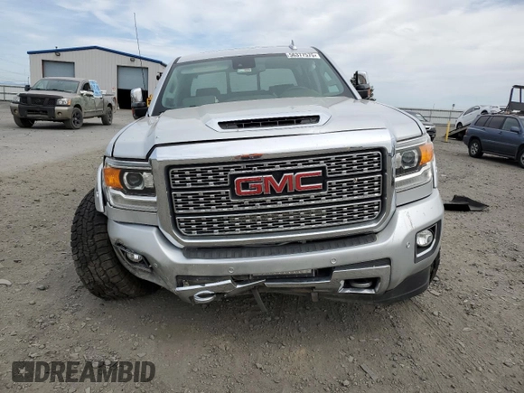 2018 GMC Sierra 2500HD Denali z VIN 1GT12UEY3JF257611, wystawiony jako Copart lot #56377575 z przebiegiem 94 325 mil mil oraz Szkoda całkowita • Salvage title. Historia ofert i sprzedaży dostępna na DreamBid. Obrazek 5.