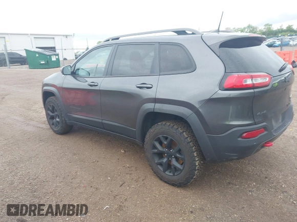 2016 Jeep Cherokee Trailhawk z VIN 1C4PJMBS7GW372623, wystawiony jako IAAI lot #42336107 z przebiegiem 231 887 mil mil oraz . Historia ofert i sprzedaży dostępna na DreamBid. Obrazek 3.