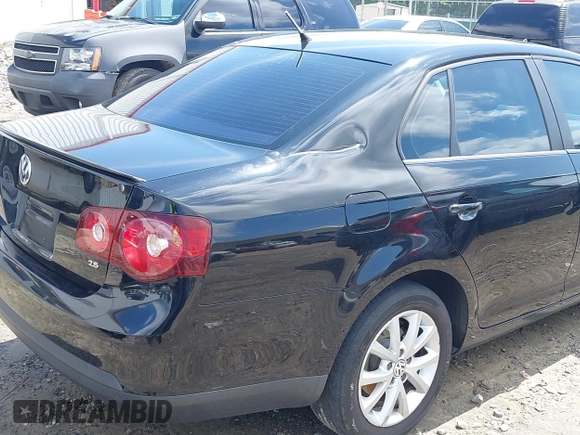 2010 Volkswagen Jetta Limited Edition z VIN 3VWAX7AJXAM128855, wystawiony jako IAAI lot #42355754 z przebiegiem 131 845 mil mil oraz . Historia ofert i sprzedaży dostępna na DreamBid. Obrazek 6.