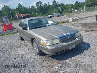 2003 Mercury Grand Marquis GS Convenience z VIN 2MEFM74W73X640765, wystawiony jako IAAI lot #42445252 z przebiegiem 121 617 mil mil oraz . Historia ofert i sprzedaży dostępna na DreamBid. Obrazek 1.