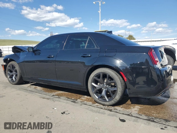 2022 Chrysler 300 S z VIN 2C3CCABG1NH115945, wystawiony jako Copart lot #53446005 z przebiegiem 58 184 mil mil oraz Szkoda całkowita • Salvage title. Historia ofert i sprzedaży dostępna na DreamBid. Obrazek 2.